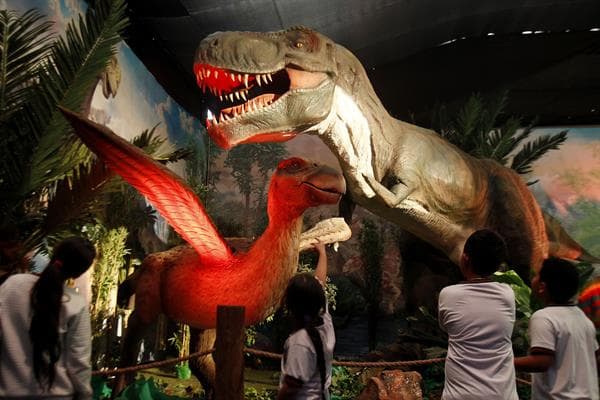 Dinosaurios y dragones animatrónicos inician un viaje mágico en Medellín