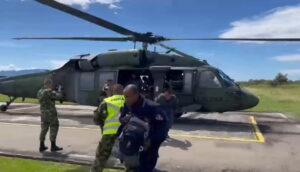 [Video] Evacuan a 18 militares retenidos cuando hacían tareas de desminado humanitario en El Huila
