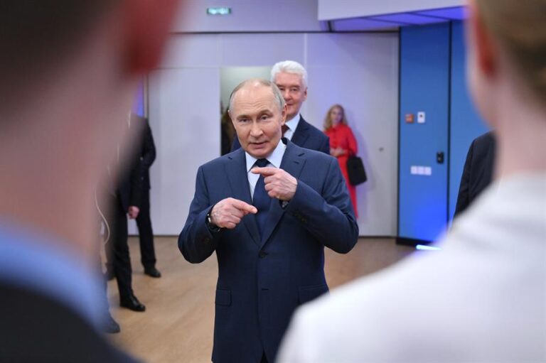 Putin pide fortalecer el programa espacial ruso y su poder global