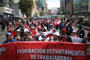 Enfrentamiento entre docentes y policías en Bolivia durante marcha por educación