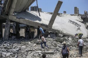 Gaza: familiares rescatan 20 cuerpos de 50 enterrados en escombros de Yabalia