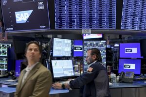 Wall Street cae ligeramente tras impacto inicial por Moody’s