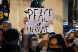 A tres años de la guerra, Rusia y Ucrania abren negociaciones de paz