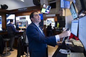 Wall Street reacciona de forma mixta a datos de inflación moderada en EE.UU.