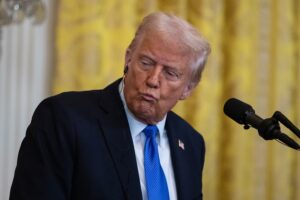 Aranceles de Trump representan riesgo financiero, alerta el Banco de Canadá