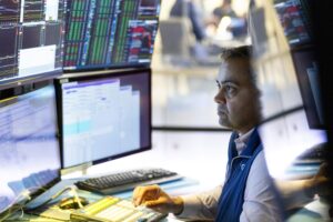 Wall Street se desploma tras acusación de Trump sobre violaciones chinas