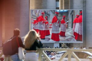 Comienza el cónclave: cardenales se encierran en la Capilla Sixtina con el 'extra omnes'