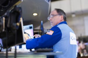 Wall Street abre al alza mientras inversores esperan señales de la Reserva Federal