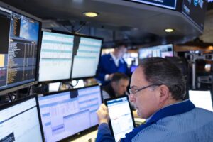 Wall Street inicia la semana con pérdidas tras medida arancelaria al cine
