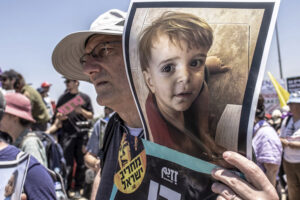 Israelíes se manifiestan contra ataques que afectan a menores en Gaza