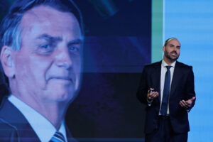 Hijo de Bolsonaro en la mira: Fiscalía pide investigarlo por campaña en EE.UU.