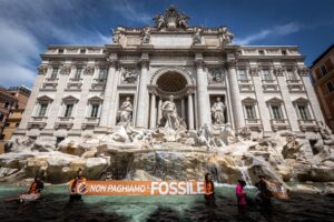 Italia: absuelven a los 9 activistas que tiñeron de negro la Fontana di Trevi