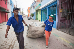 ONU reconoce a recicladores urbanos en tratado global sobre plásticos