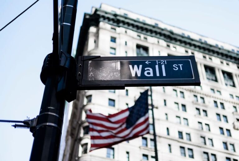 Wall Street se mueve con resultados mixtos luego de avance en reforma fiscal de Trump